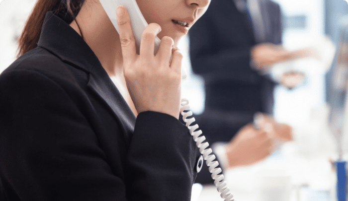 お問い合わせを受ける女性